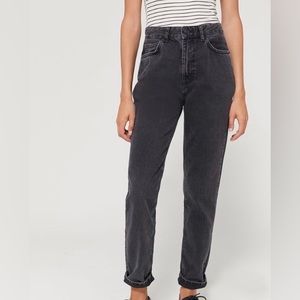 URBAN OUTFITTERS SIZE 27 LIGHTLY WORN. MOM HIGH RISE BLACK JEANS. SUPER COMFY.